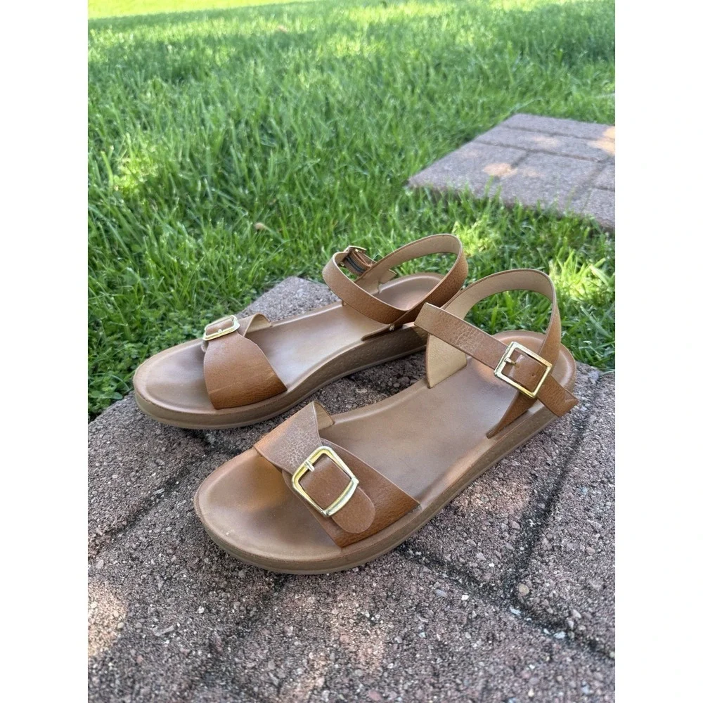 Forever Comfort Tan Faux Leather Buckle Flat Adjustable Strappy Sandals Size 8